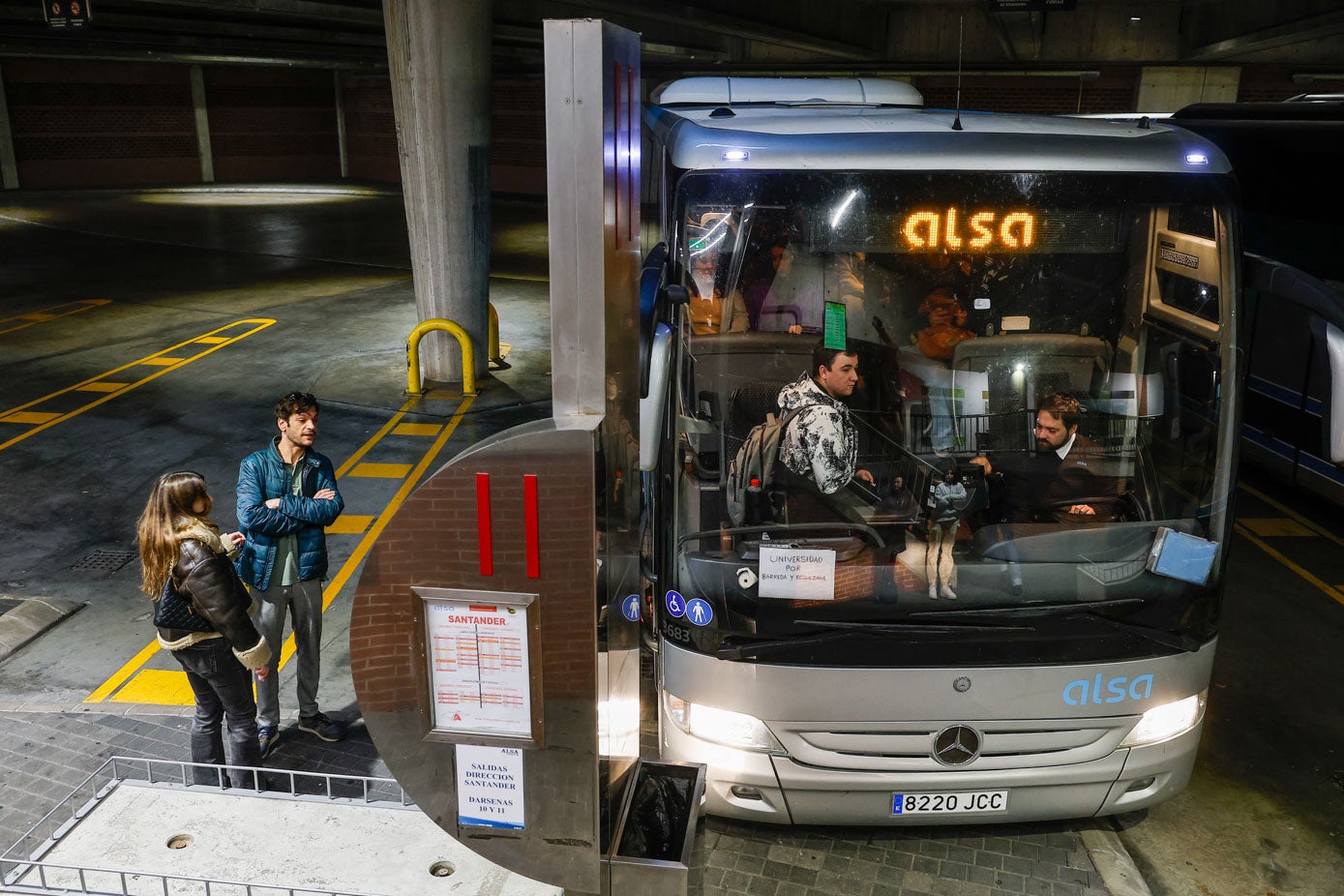 Los pasajeros entran en el autobús que cubre la línea que lleva a los estudiantes hasta la Universidad por Barreda y Requejada. 