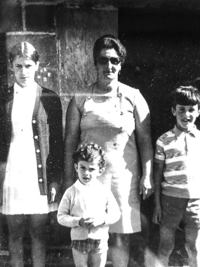 Concepción Fernández junto a su hija Mari Carmen, Vicente y Jesús.