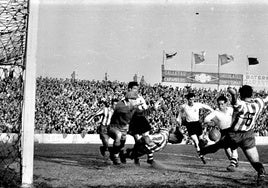 Paco Gento dispara a puerta contra el Sporting en los Campos de Sport.