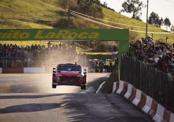 El Hyundai de Dani Sordo, el año pasado en pleno vuelo en La Roca.