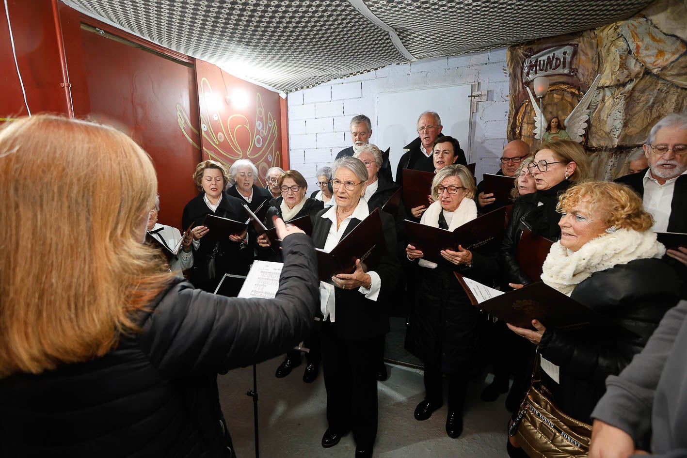 Integrantes del Coro de Santa Juliana, de Santillana del Mar, este viernes, durante la inauguración. 