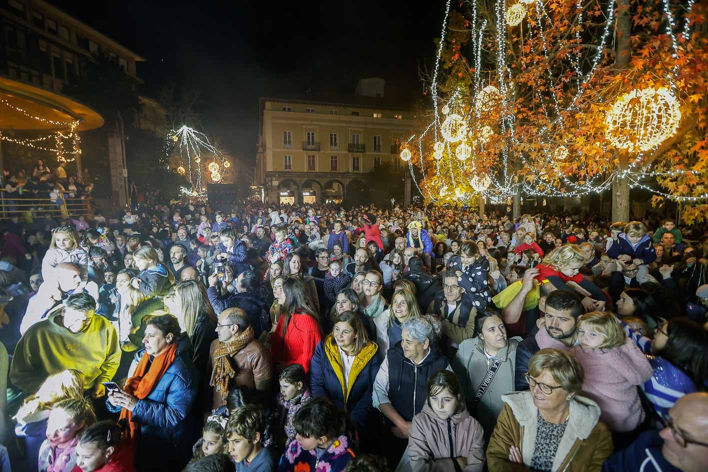  A la cita han acudido familias, niños y mayores, que disfrutaron con música y chocolate.