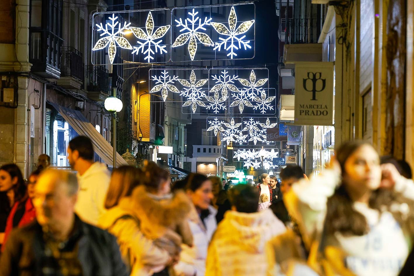 La calle Mártires luce unos motivos de hojas y copos de nieve.