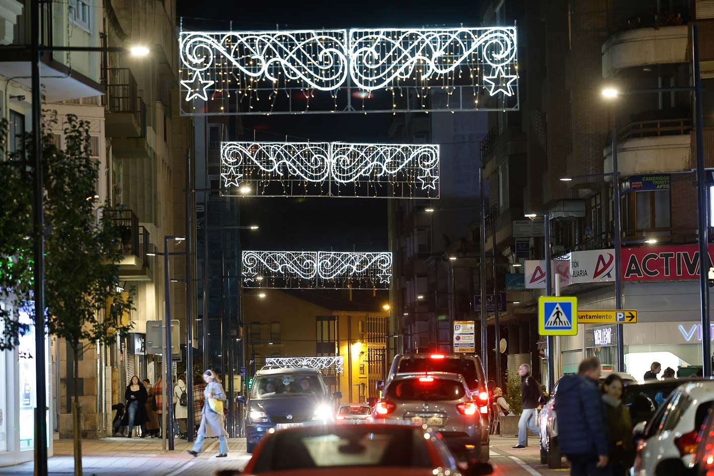 La calle Julián Ceballos, también decorada, es uno de los principales focos de actividad comercial en Torrelavega.