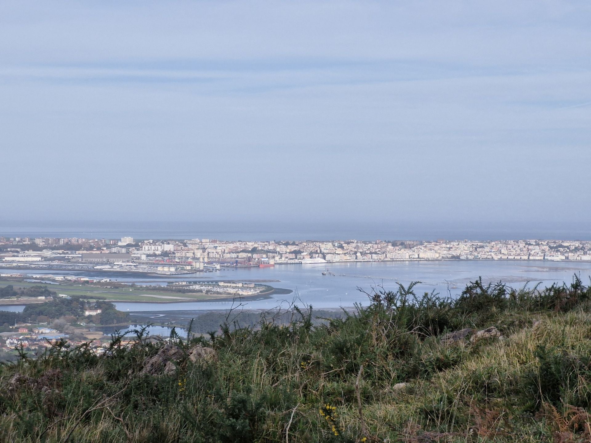 Cuando los árboles empiezan a perder protagonismo en la subida, ya se puede ver Santander y los municipios cercanos.