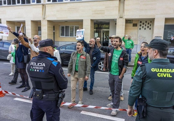 Miembros de sindicatos docentes protestando, ayer, en el acto de inauguración del CIFP de Laredo.