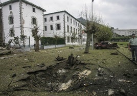 Imagen del atentado con coche bomba que causó una víctima en Santoña en 2008.