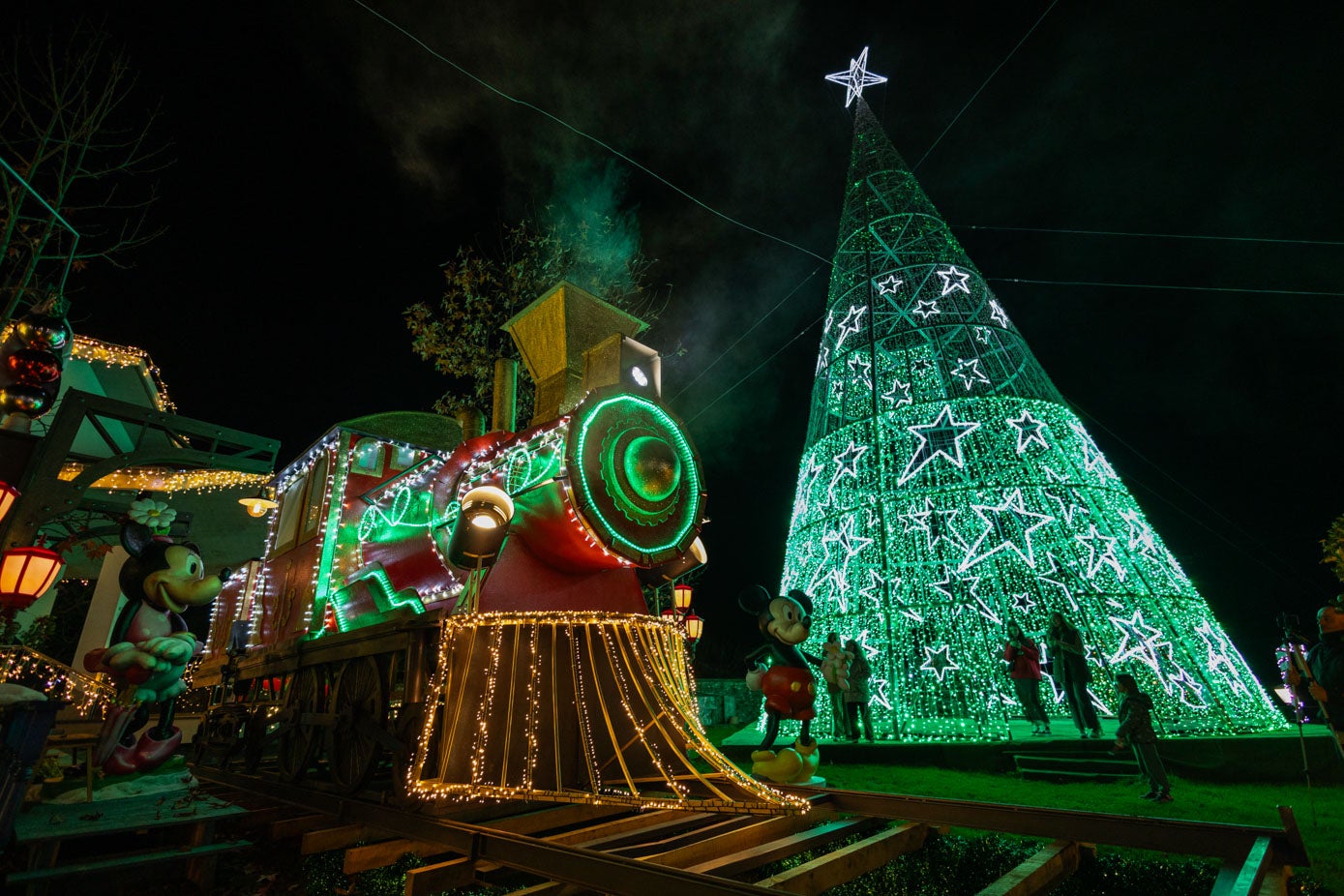 El tren en movimiento y el árbol gigante luminoso son dos de las grandes incorporaciones de este año.