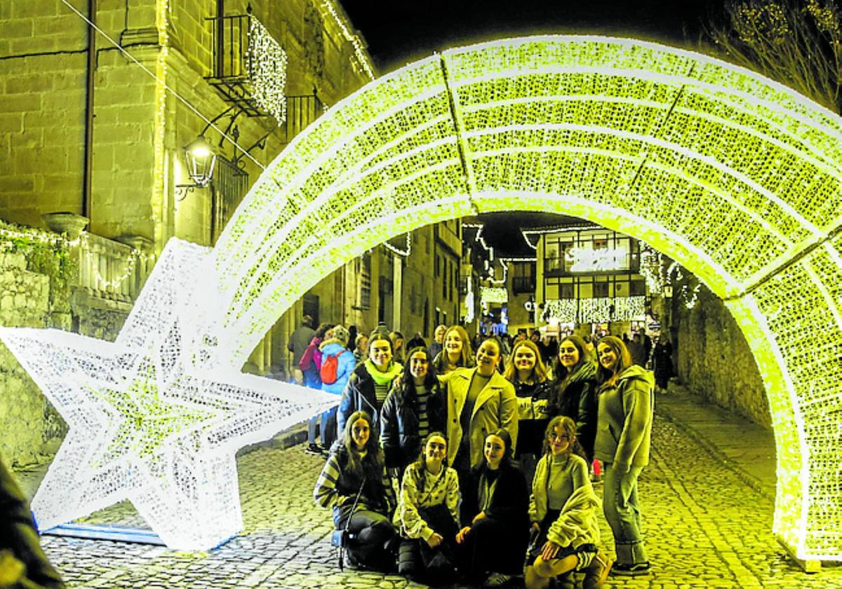 Una estrella recibe a los visitantes en Santillana del Mar.