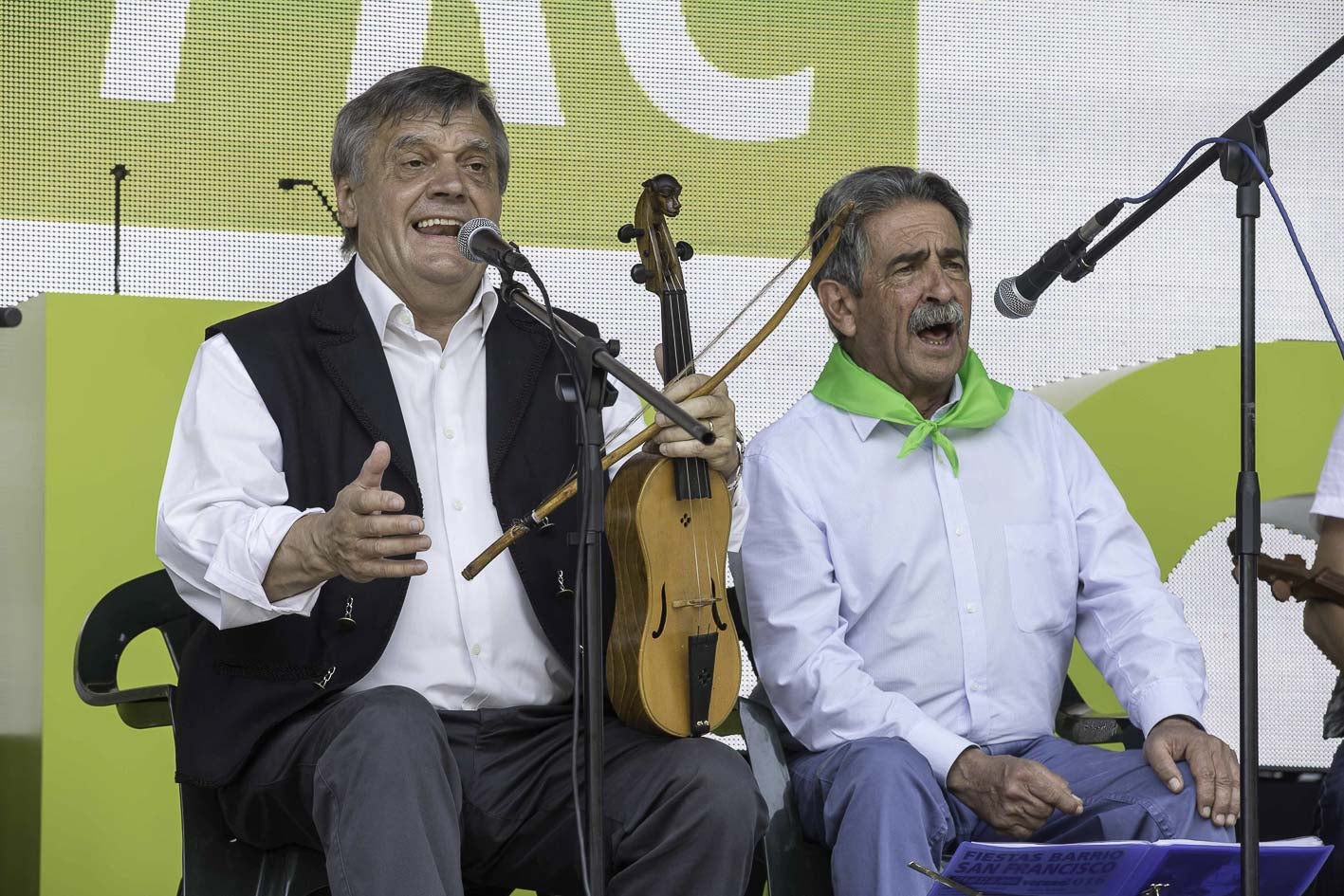 Chema Puente actúa junto a Miguel Ángel Revilla en las Fiestas del PRC en el parque Doctor Mesones 