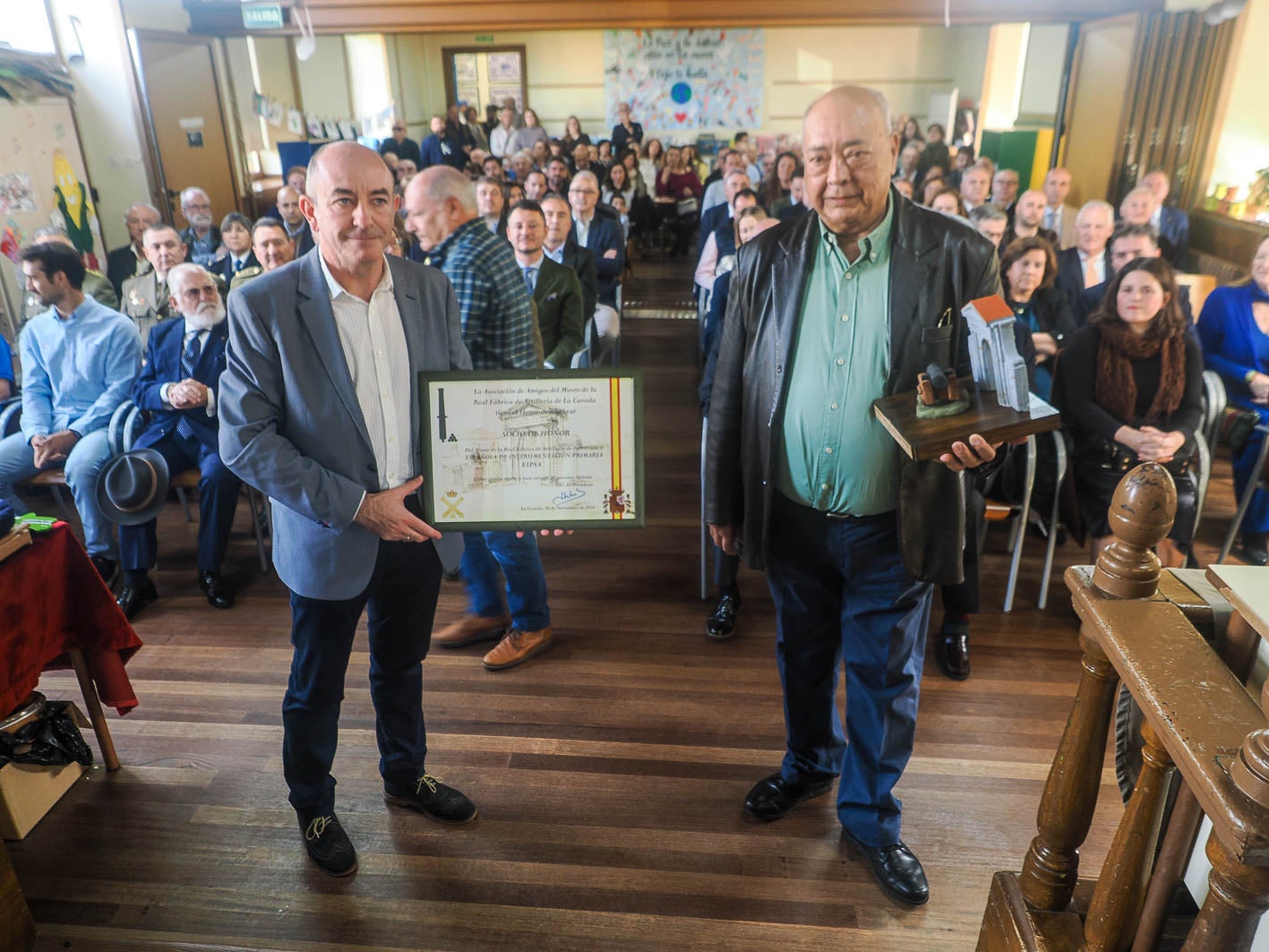 Ramón Orrite, vicepresidente de la asociación, entrega la distinción a Gabriel Löpez CEO de la empresa Española de Instrumentación Primaria.