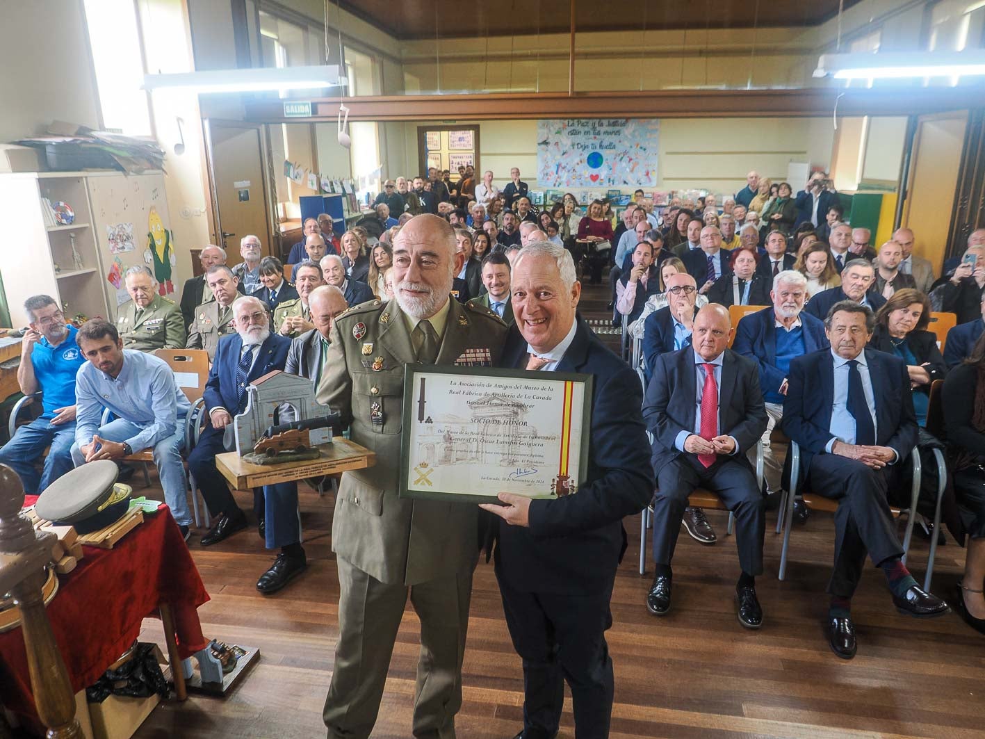 El general Óscar Lamsfus recibe el título de socio de honor.