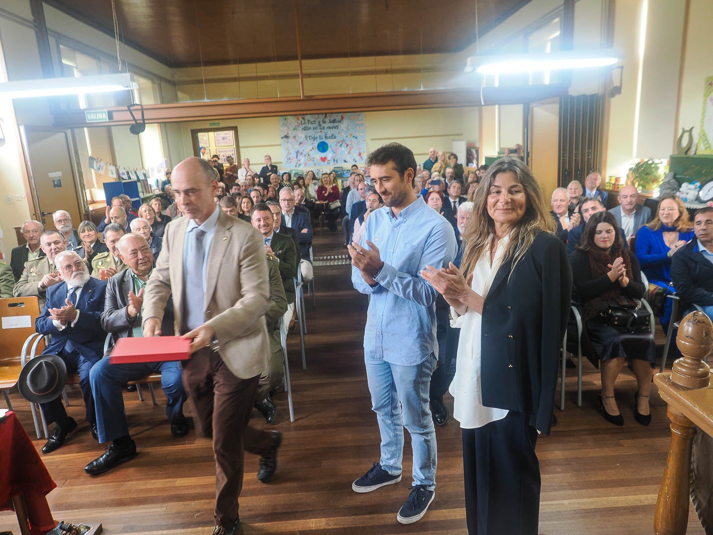 Álvaro del Arco y la madre de Diego Botín recogen la distinción que les entrega Fernando Mirapeix, presidente de la Federación Cántabra de Vela.