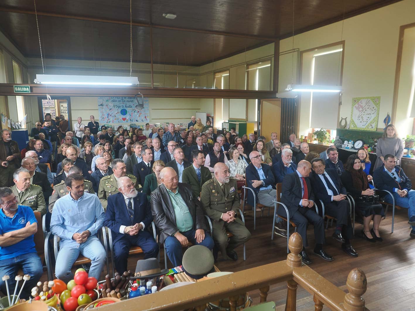 El público llenó el salón de actos del CEIP Josefa y Leopoldo del Valle de La Cavada.