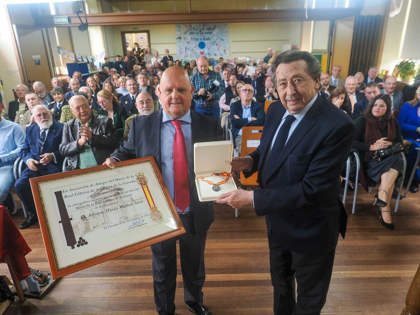 Ángel Cuadrado entregó la medalla de oro de la institución a Alfonso Ussía.