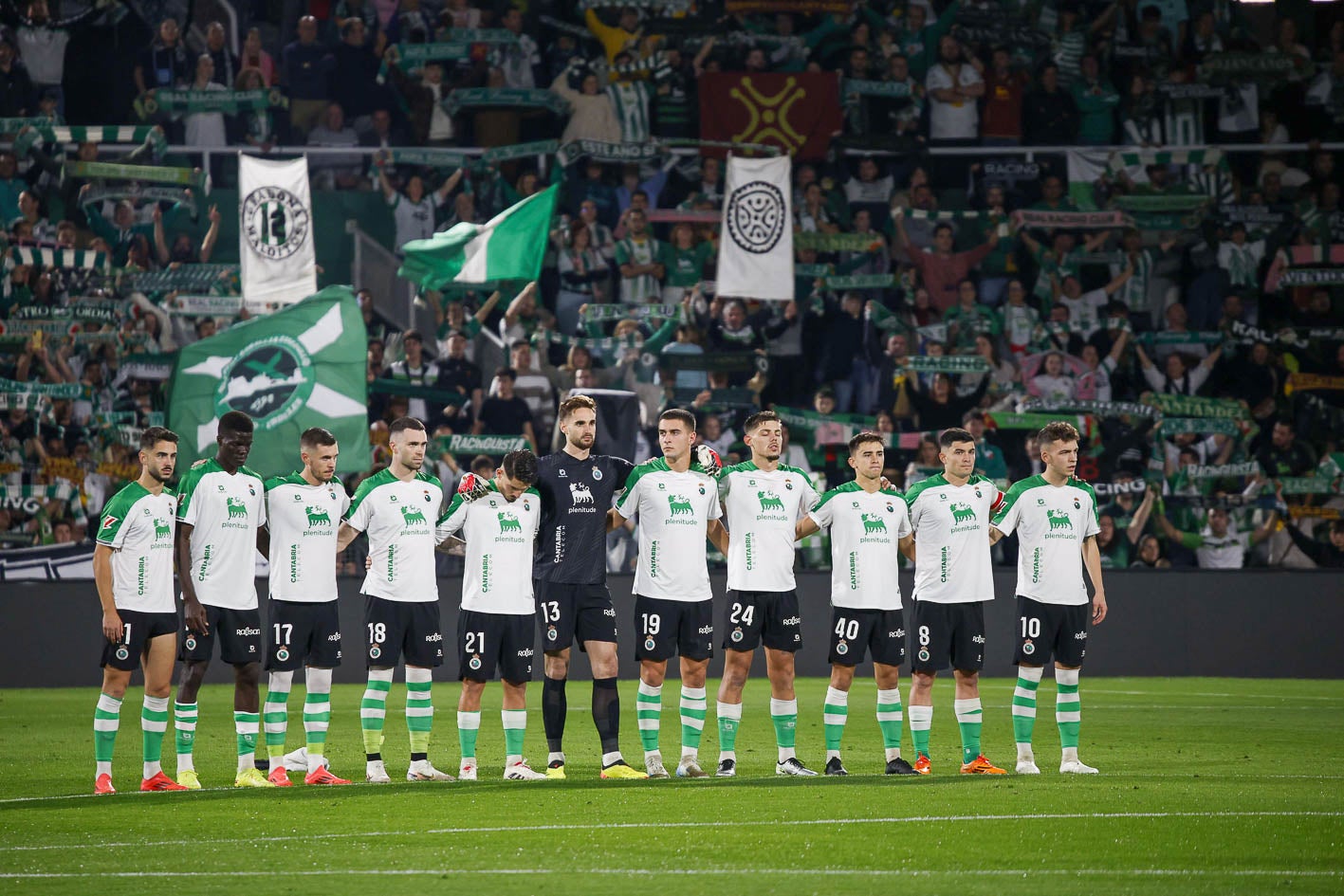 El equipo, durante el minuto de silencio por Chema Puente. 