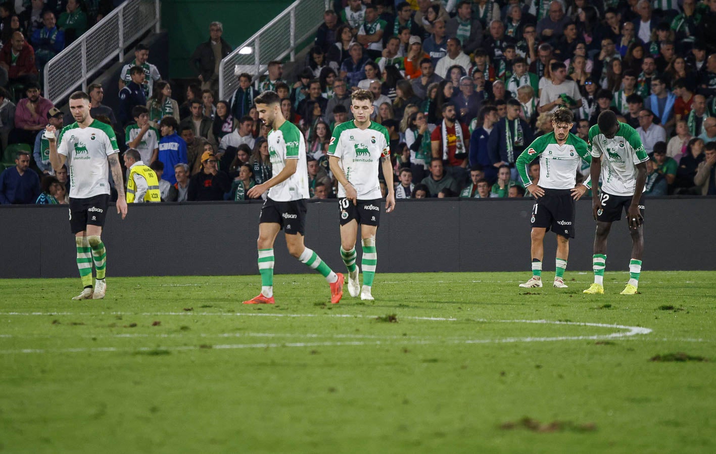 Los jugadores del Racing, tras la derrota. 