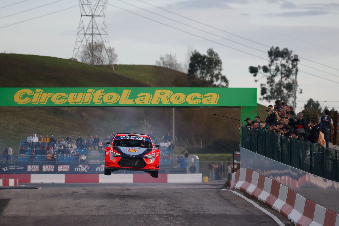 El piloto mundialista y anfitrión de la prueba, en un salto del circuito.