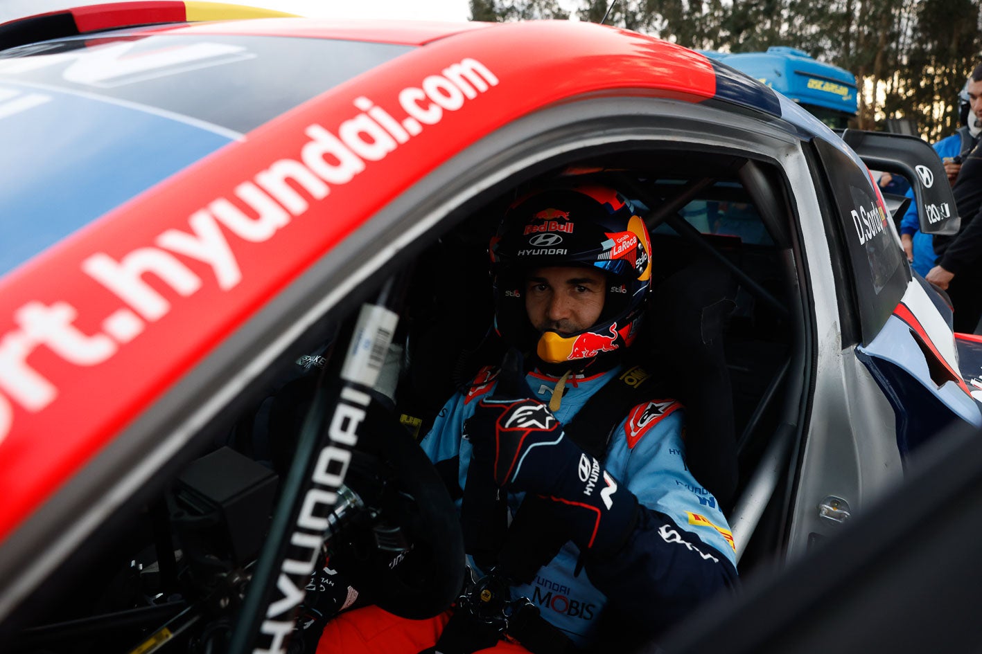 Dani Sordo, en su Hyundai antes de rodar por el circuito.