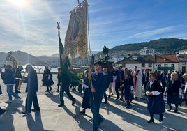 Las castreños acompañaron la figura de su patrono en la procesión.