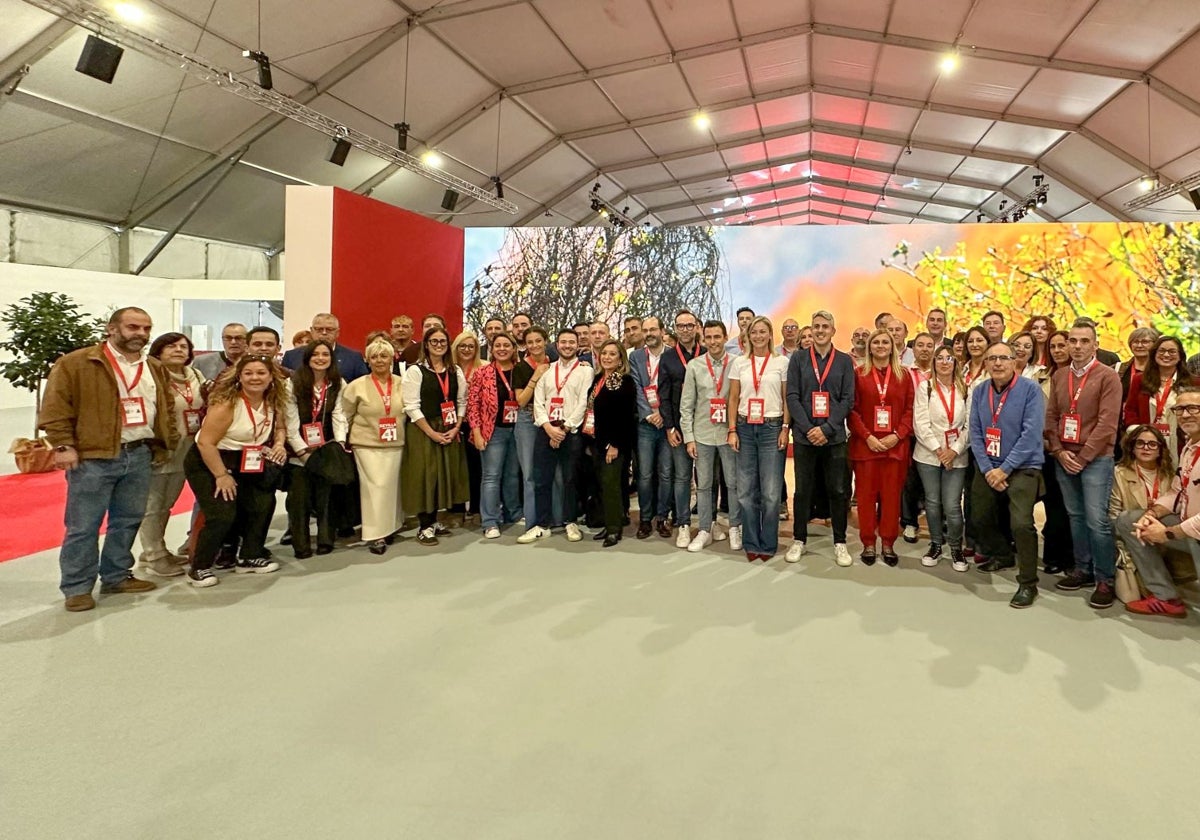 Los integrantes de las dos listas rivales del PSOE cántabro posaron juntos para la foto de familia de la delegación regional en Sevilla.