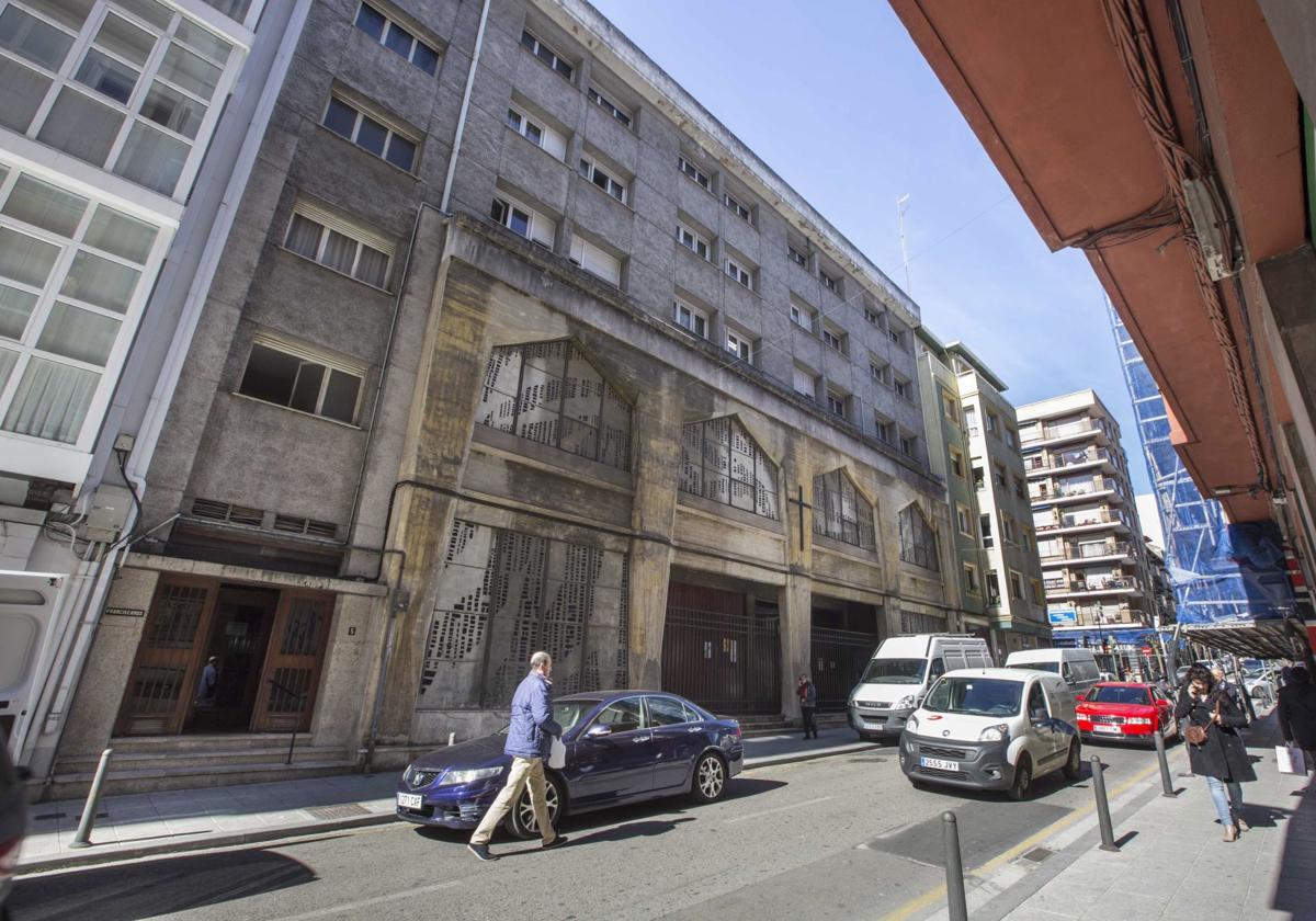 La parroquia de Santa María de los Ángeles, aún propiedad de los franciscanos, en la calle Perines