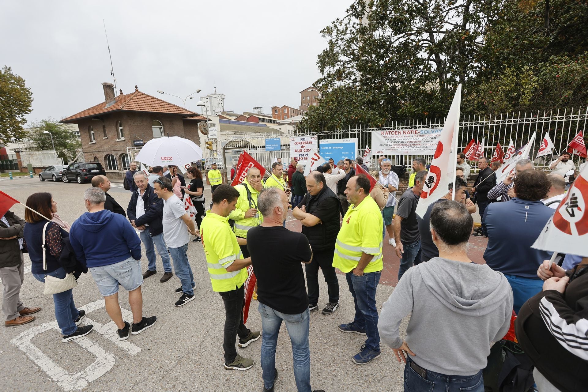 La plantilla de la subcontrata de logística de Solvay mantiene la huelga