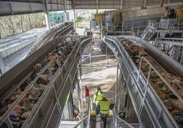 La planta de Meruelo es el destino final de buena parte de los residuos que se generan en la región, cuyos gastos de transporte y gestión deberán costear íntegramente los ciudadanos.