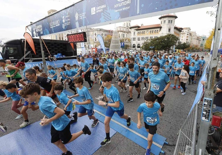 Los participantes en la carrera de dos kilómetros toman la salida.