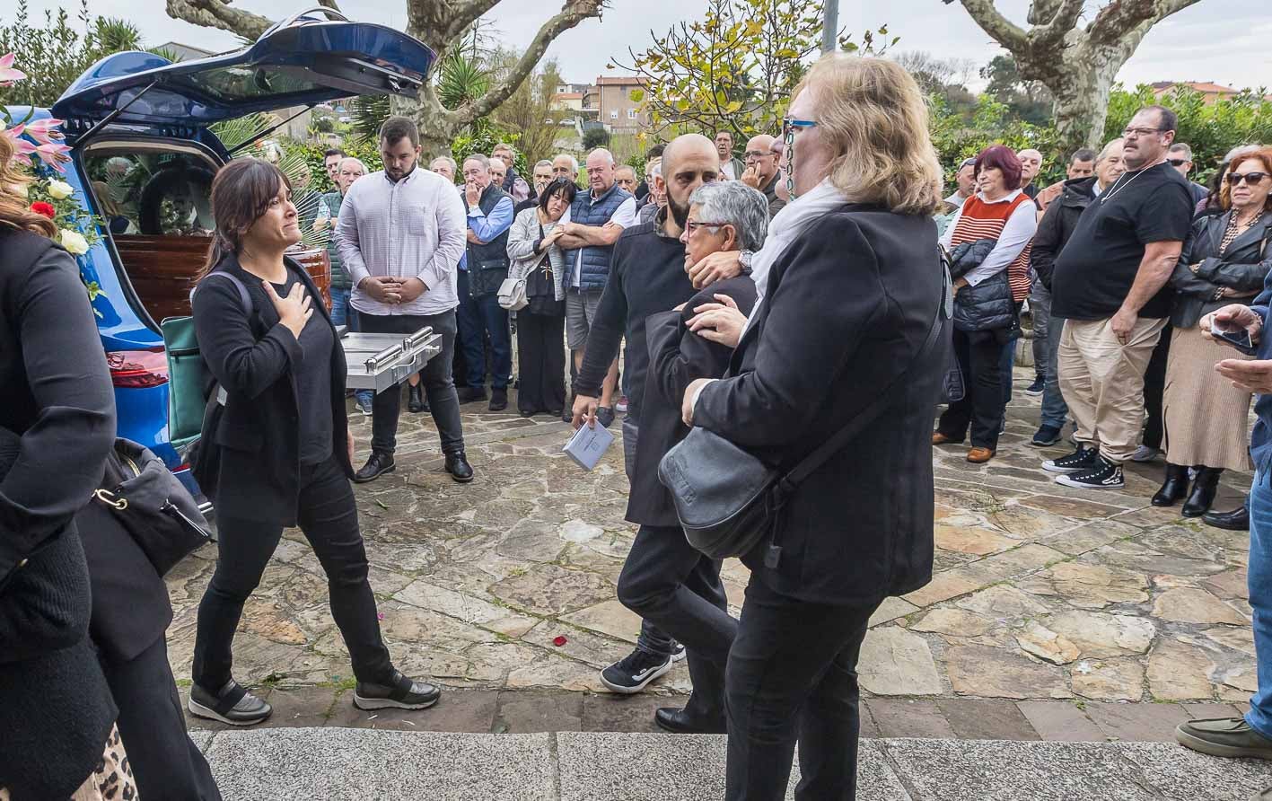 Los hijos de Chema Puente, Rosalía y Pablo, arropan a su madre y viuda del rabelista, Cristina Incera, a la llegada del féretro a la iglesia.