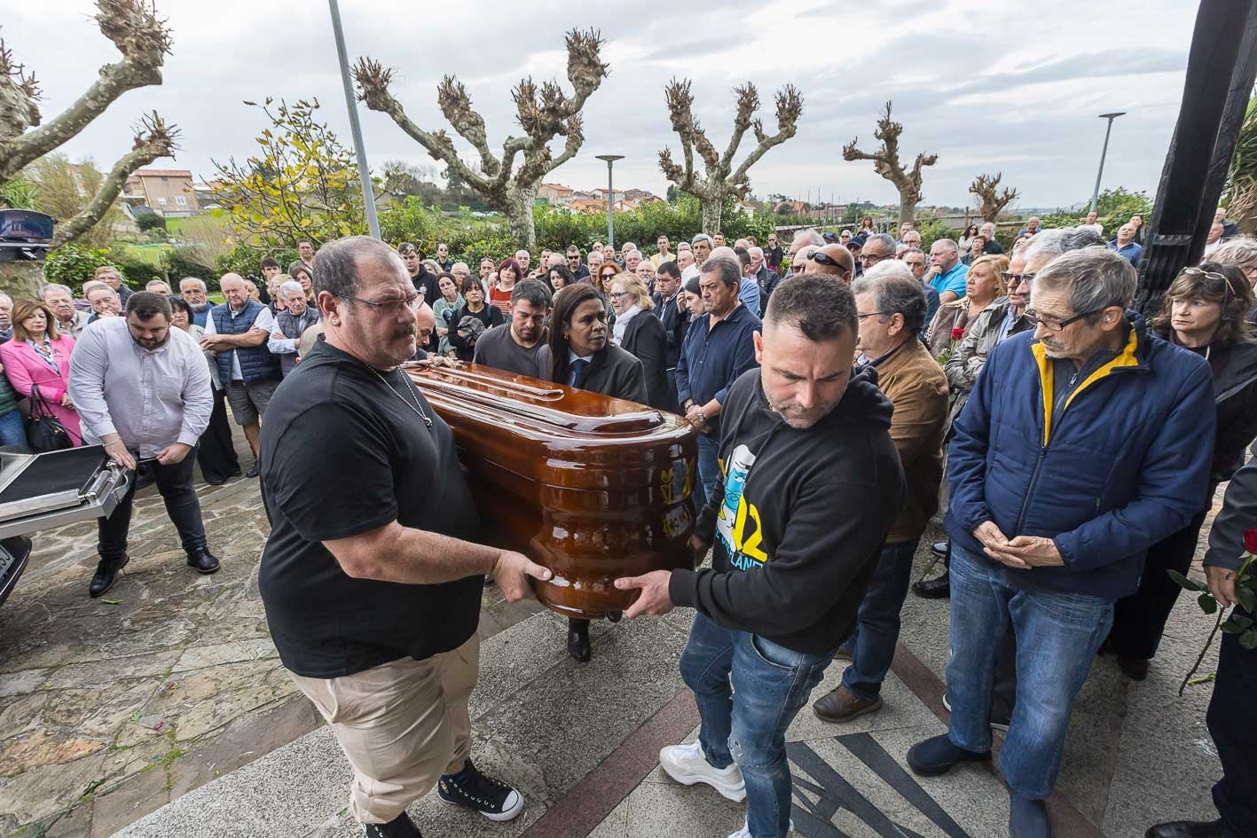 El féretro con los restos mortales de Chema Puente a la entrada de la iglesia de Santa María de Cueto.