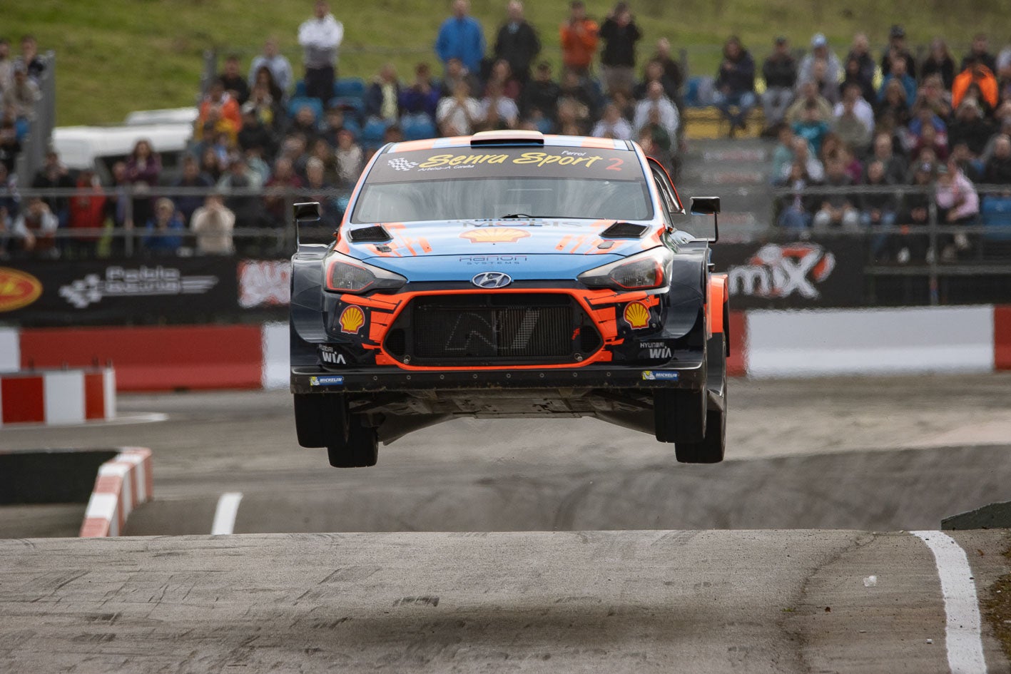 El Hyundai de Víctor Senra ejecuta un espectacular salto en el circuito La Roca.