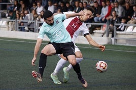 Gon, en primer término, pelea con un rival del Avilés.