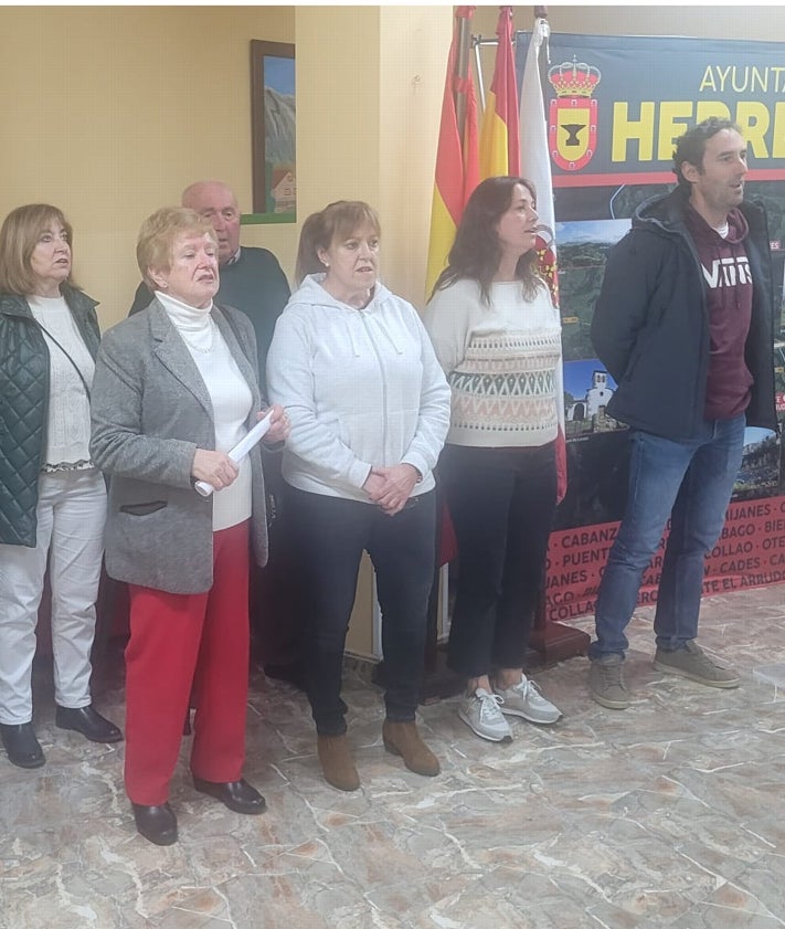 Imagen secundaria 2 - Diversos momento del acto de homenaje a los farmacéuticos de Bielva. 