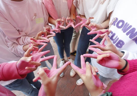 Participantes en un flashmob contra el cáncer muestran su apoyo a la lucha contra esta enfermedad, en Torrelavega.