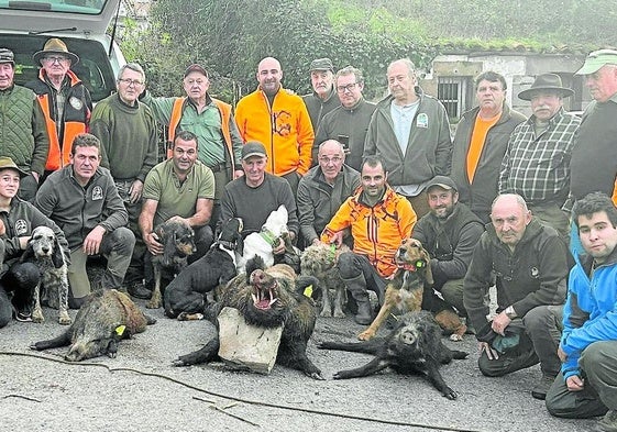 Integrantes de la cuadrilla 163, que dirige Manuel Udías, con los tres jabalíes que fueron abatidos en el monte campurriano de La Grajera.