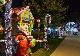 Una colorida casa navideña con su elfo a la entrada