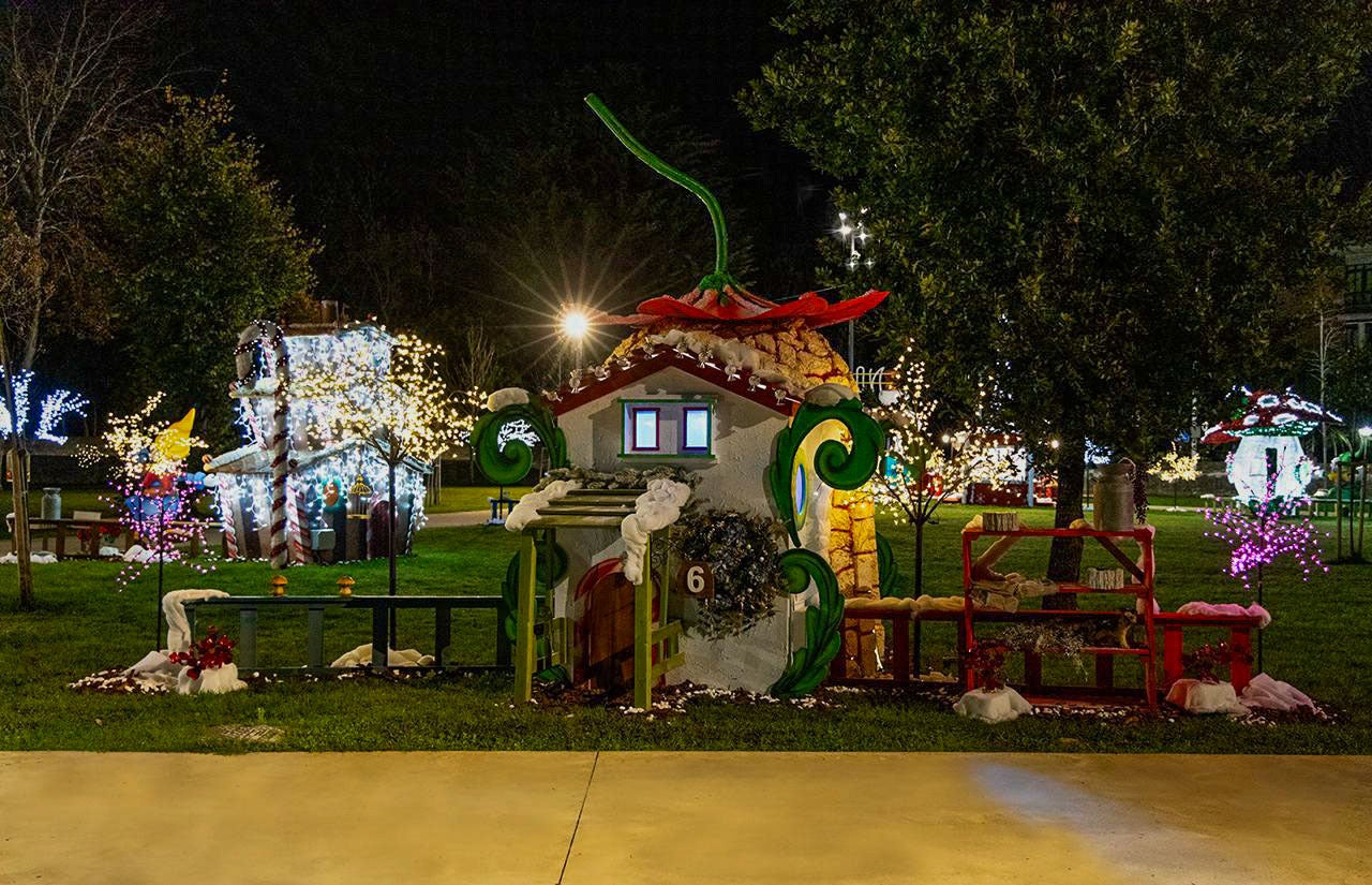 Las coloridas casitas de fantasía inundan el parque Marqués de Velasco.