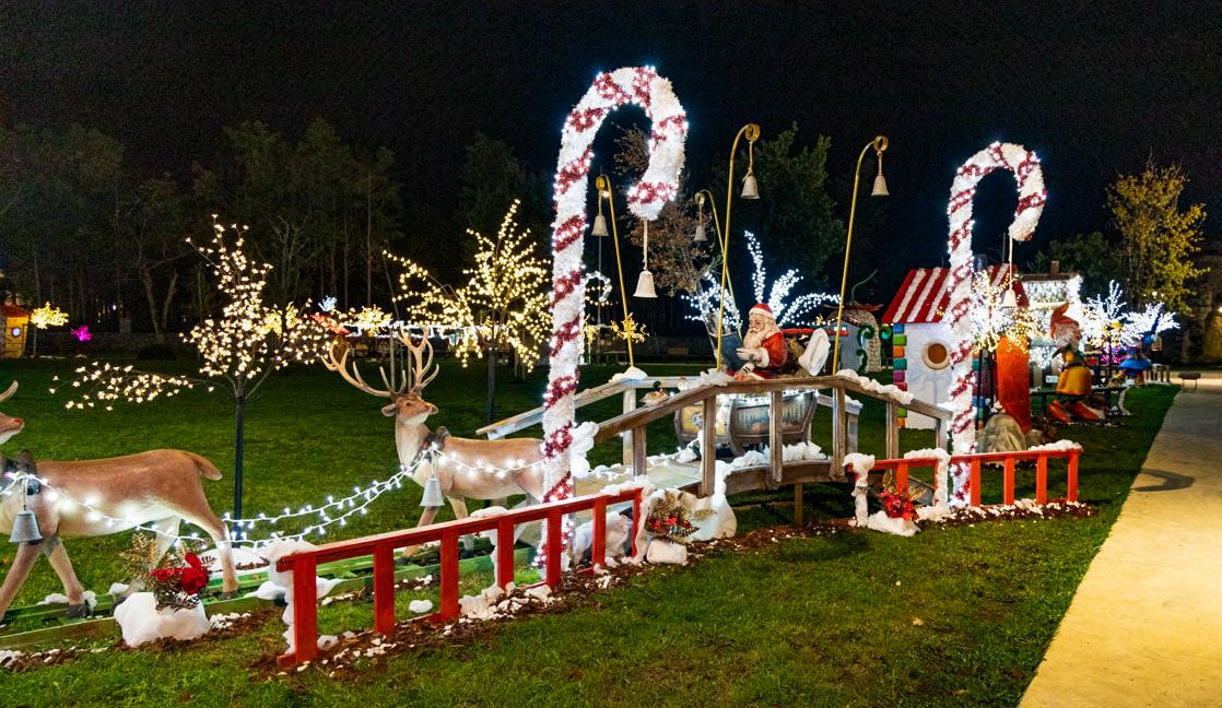 Papa Noel en su trineo tirado por renos. 