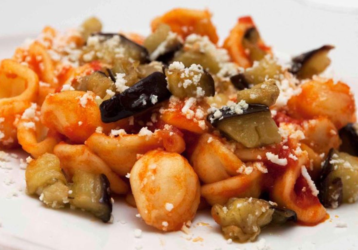 Pasta corta con caponata suave.