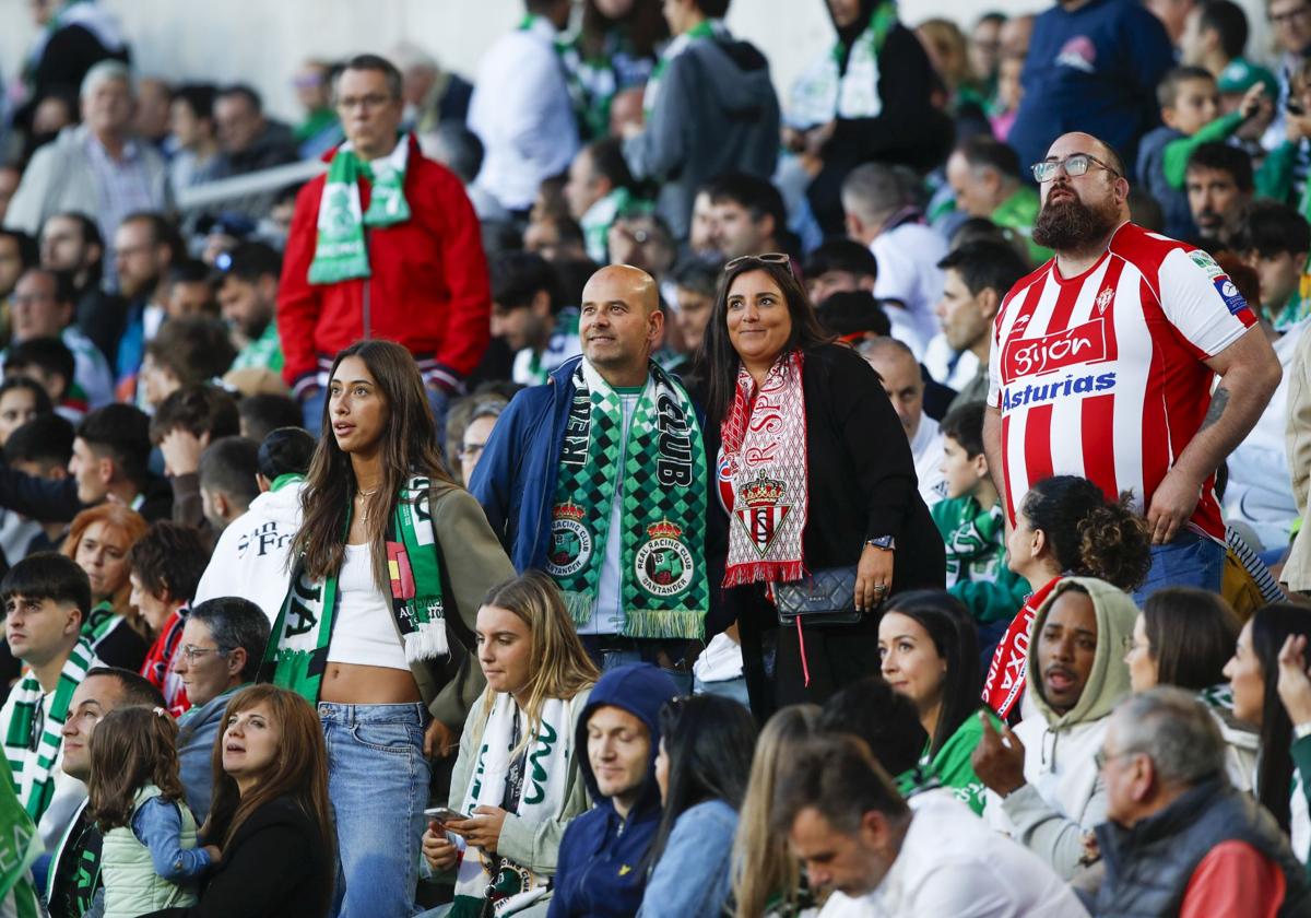 Aficionados de Racing y Sporting, en el partido de Liga.