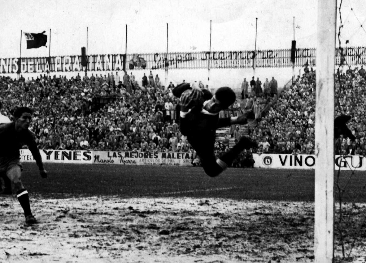 Imagen secundaria 1 - Izquierda: Goyo Zamoruca. Paradón del mítico portero racinguista de los cincuenta con el área pequeña llena de barro | Derecha: En el 61. Yosu se lleva un balón que 'flotaba' en el agua. 