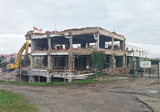 Una pala echa abajo el antiguo edificio de Los Jerónimos de Noja.