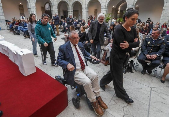 El patio central del Parlamento de Cantabria acogió el acto conmemorativo del Día Internacional de la Discapacidad.