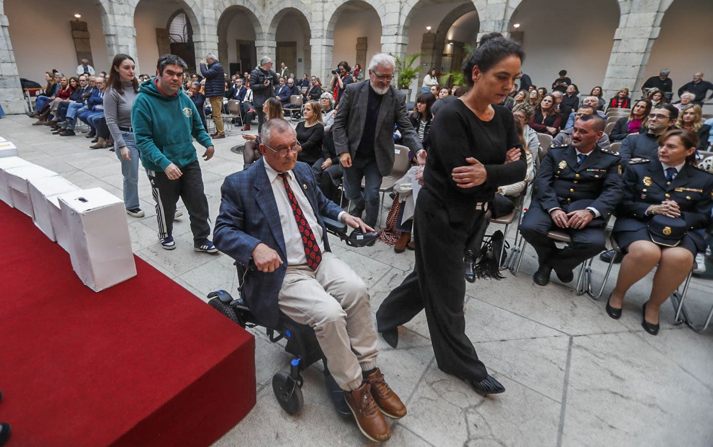 Acto del Día Internacional en el Parlamento de Cantabria con la presencia de los colectivos afectados, acompañados por los representantes políticos y fuerzas de seguridad del Estado.