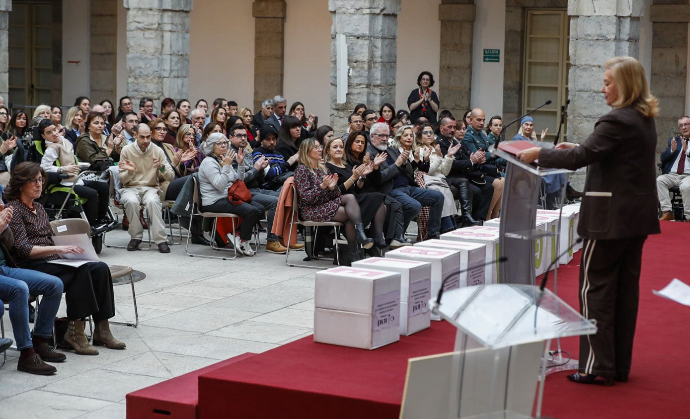 Asistentes a la jornada central del Día Internacional de la Discapacidad en el patio del Parlamento cántabro.