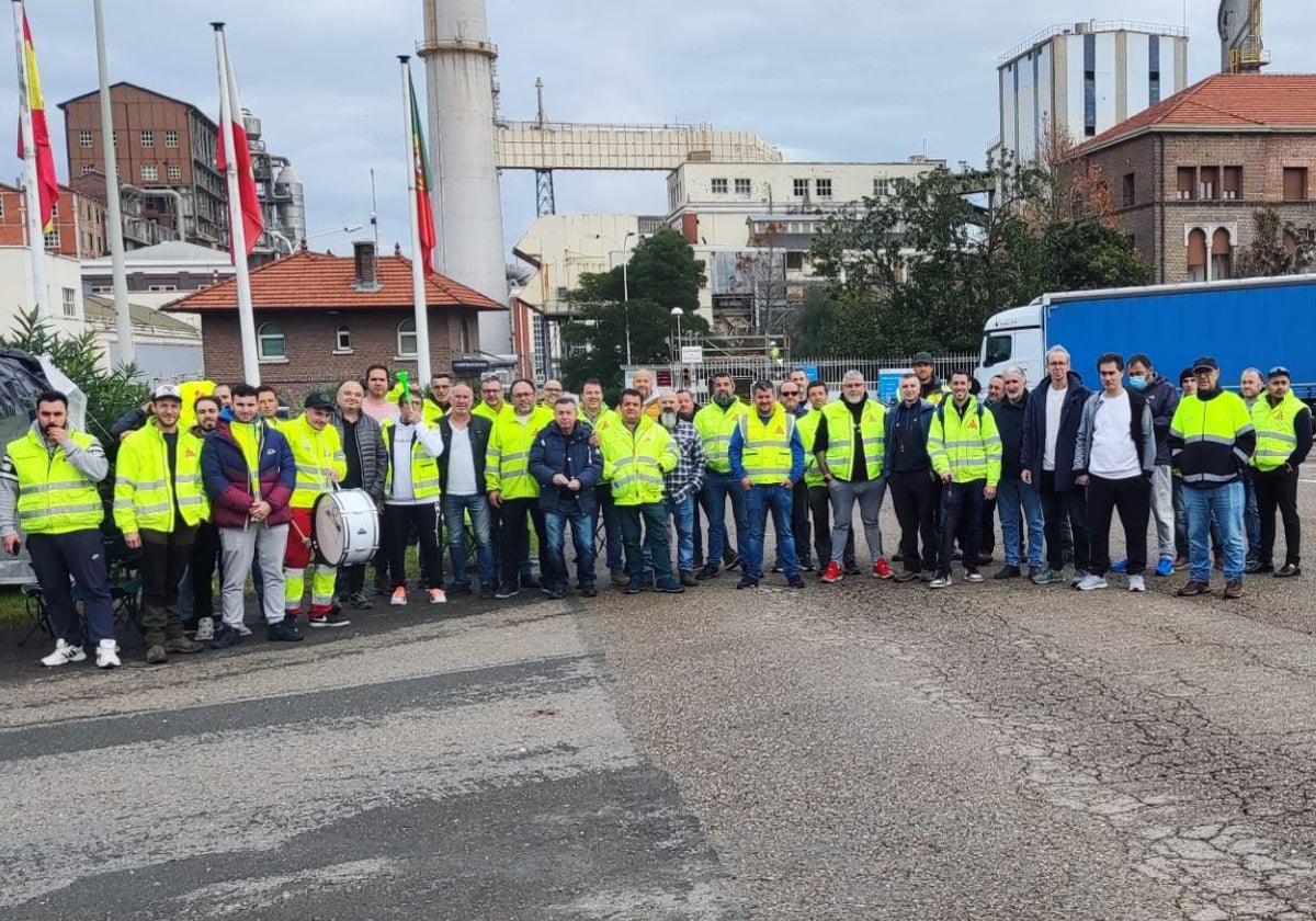 Los trabajadores de Katoen Natie, ayer, en el inicio de la huelga.