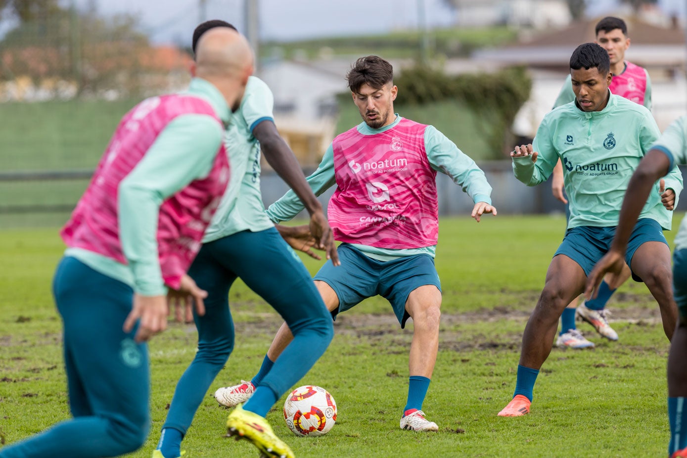 Unai Vencedor controla la pelota mientras Maguette Gueye, frente a él, lo encara.. y Jeremy, a su espalda, también trata de robarle el balón. 