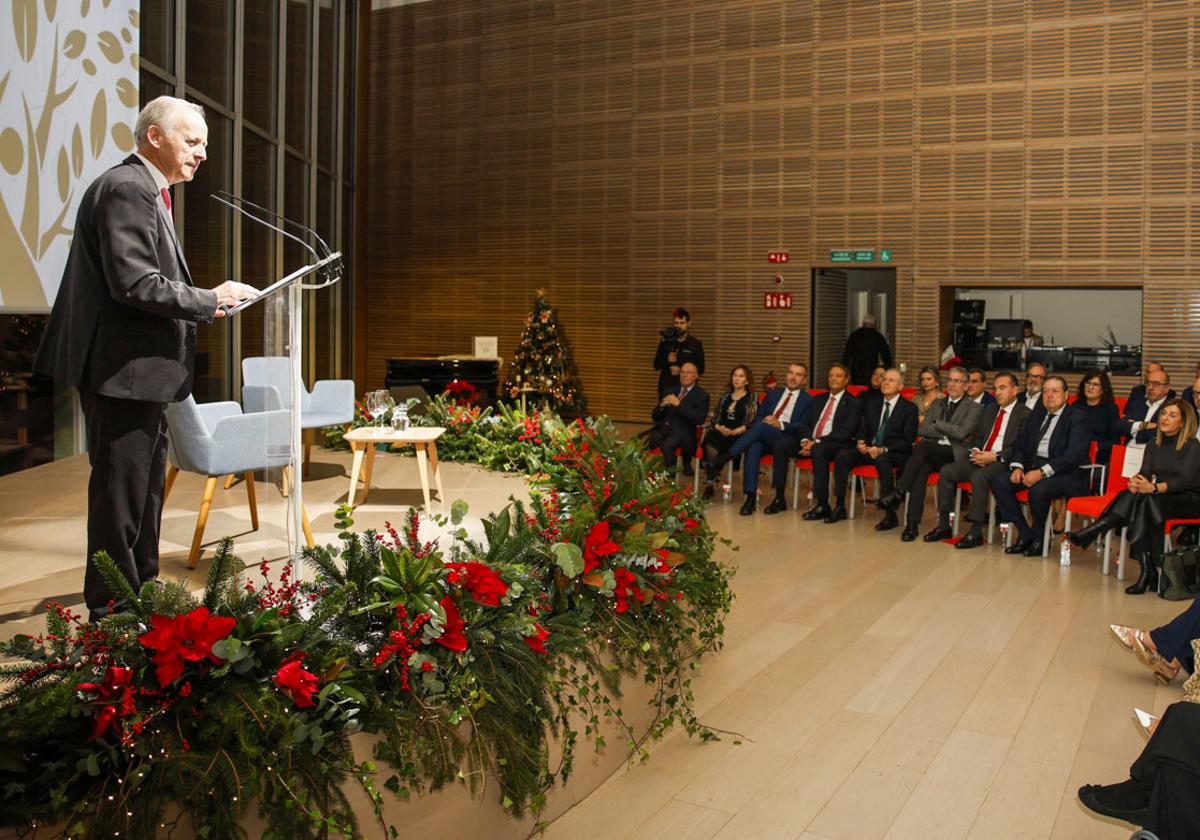 Vicente Alciturri, presidente de Acefam, durante su discurso ante el público asistente en el Centro Botín ayer.