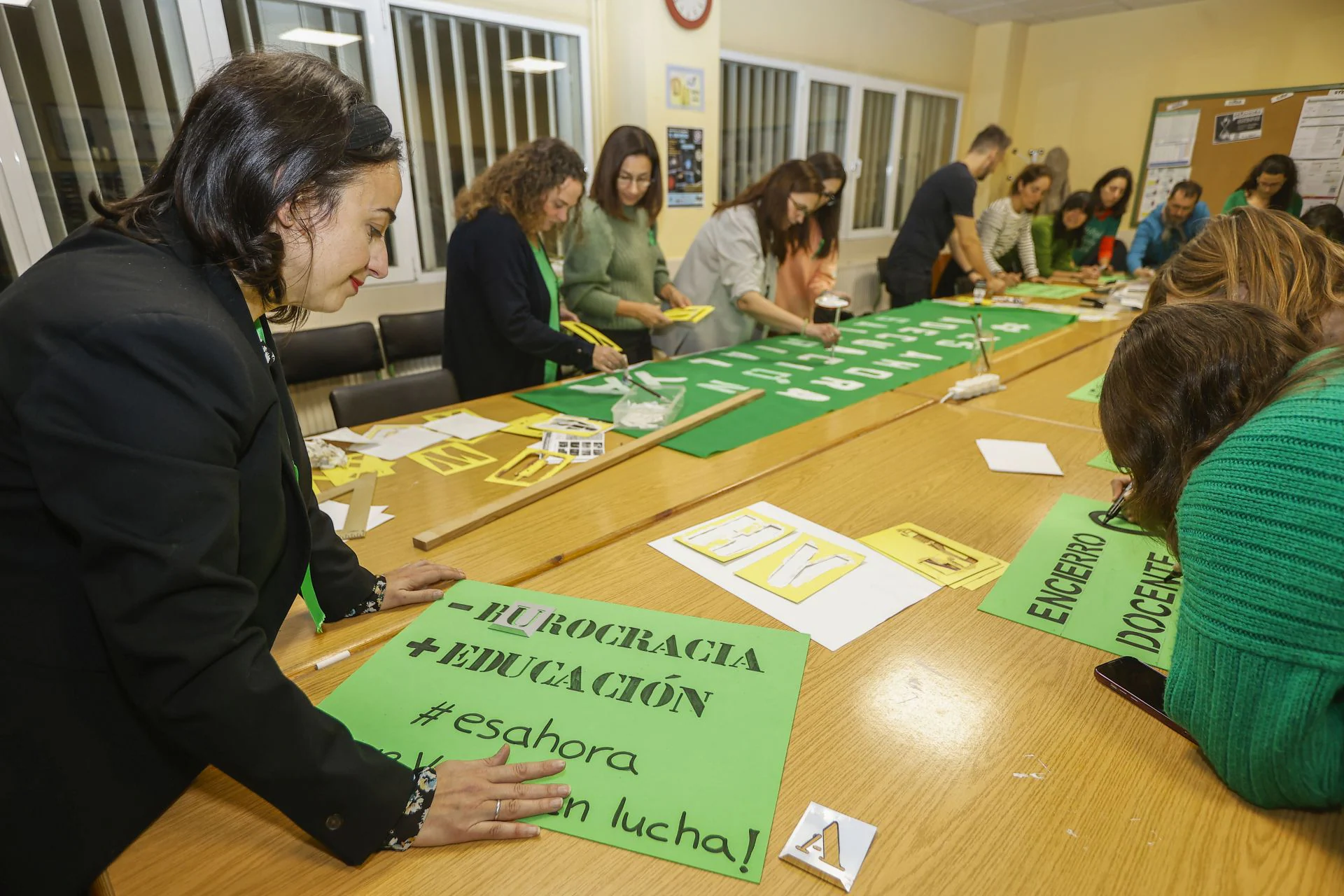 Componiendo pancartas en el IES Nueve Valles, en Puente San Miguel. 